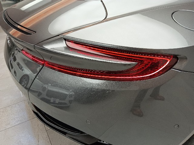 ASTON MARTIN DB11 2018 Image 32