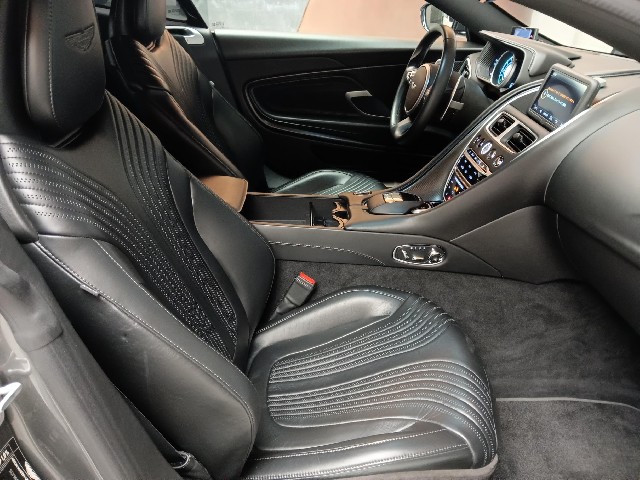 ASTON MARTIN DB11 2018 Image 34
