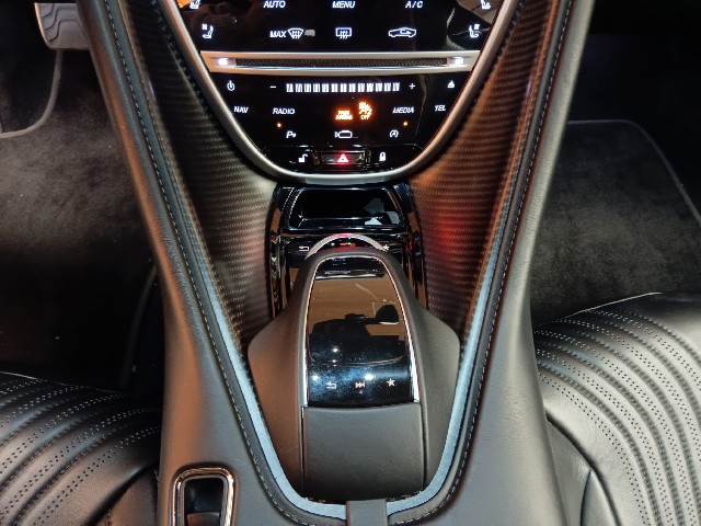 ASTON MARTIN DB11 2018 Image 45