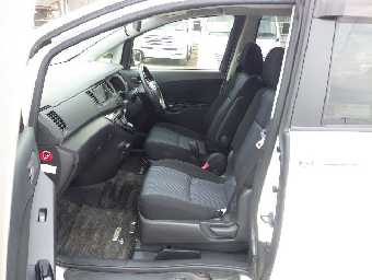 TOYOTA ISIS 2017 Image 13