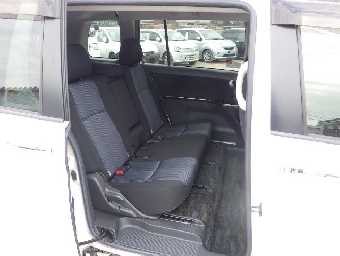 TOYOTA ISIS 2017 Image 14