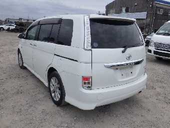 TOYOTA ISIS 2017 Image 4