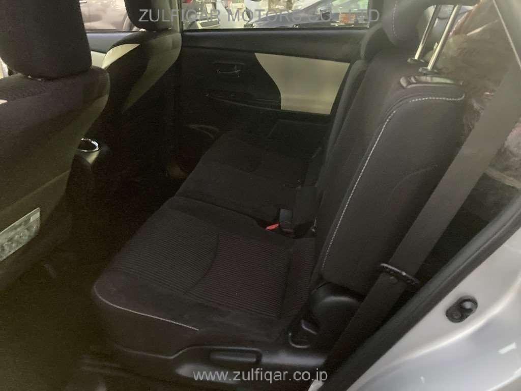 TOYOTA PRIUS ALPHA 2017 Image 8