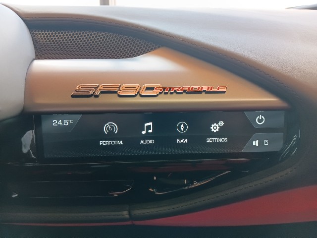 FERRARI SF90 STRADALE 2021 Image 40