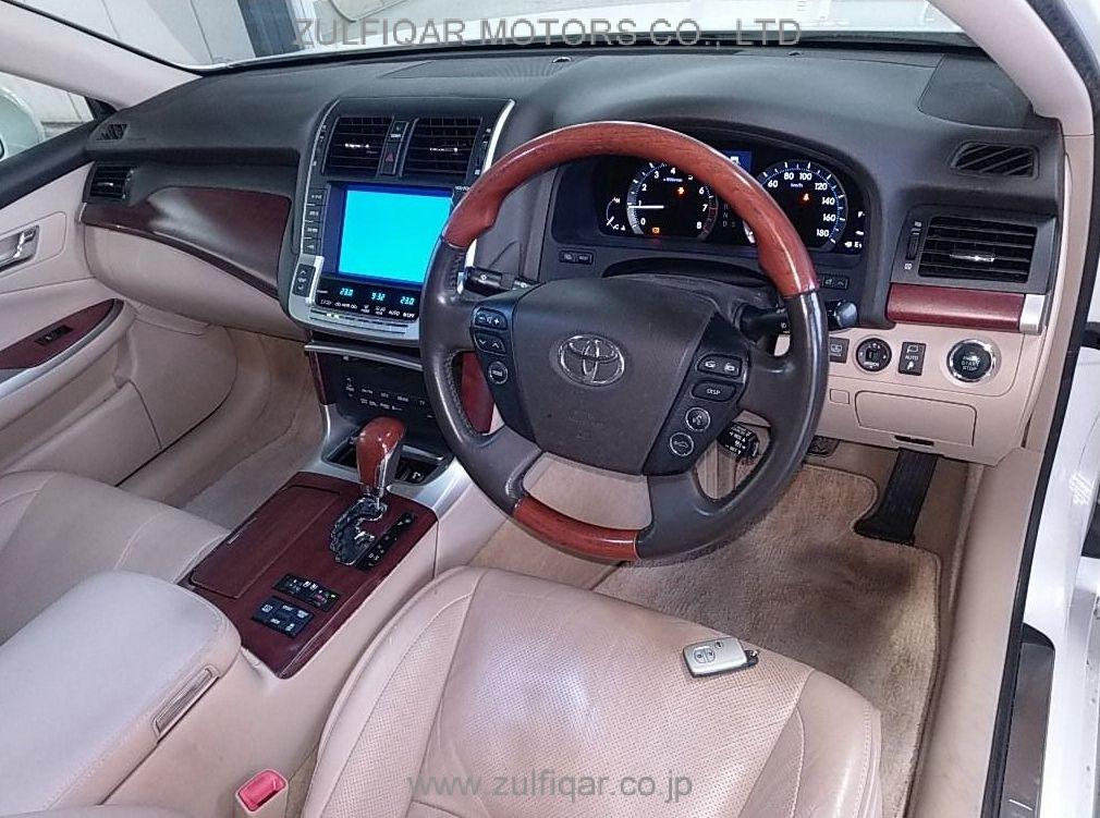 TOYOTA CROWN MAJESTA 2013 Image 5