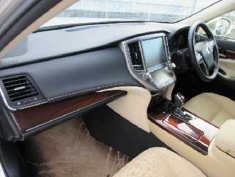 TOYOTA CROWN HYBRID 2015 Image 11