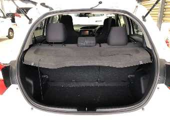 TOYOTA VITZ 2019 Image 8