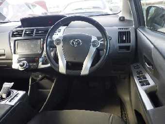 TOYOTA PRIUS ALPHA 2012 Image 8