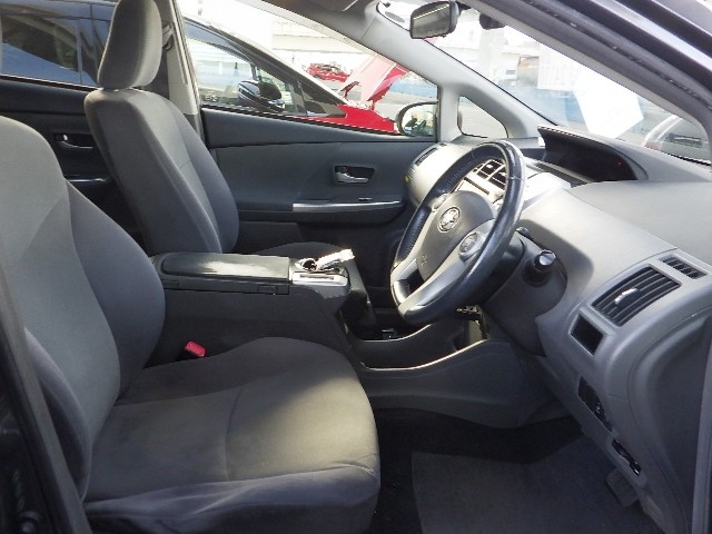 TOYOTA PRIUS ALPHA 2012 Image 27