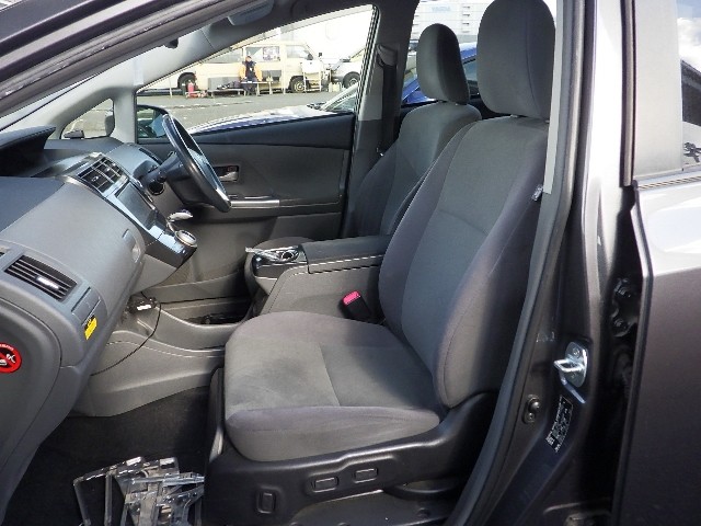 TOYOTA PRIUS ALPHA 2012 Image 28