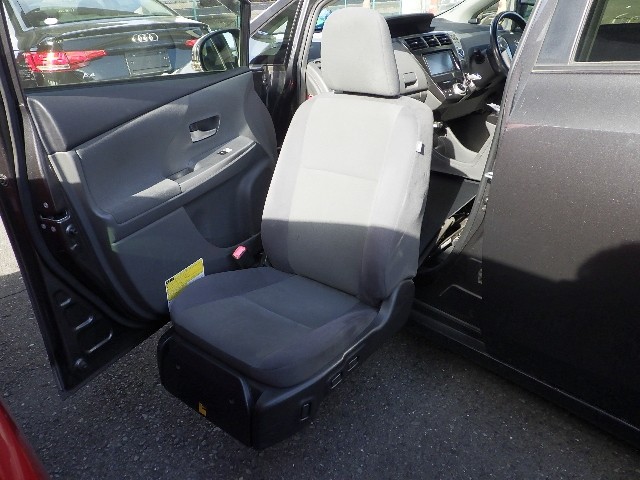 TOYOTA PRIUS ALPHA 2012 Image 31