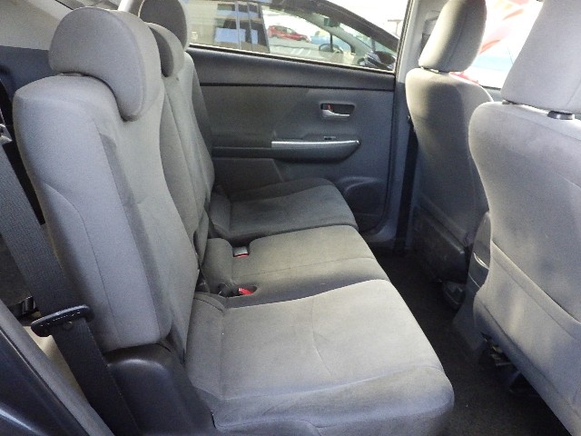 TOYOTA PRIUS ALPHA 2012 Image 32