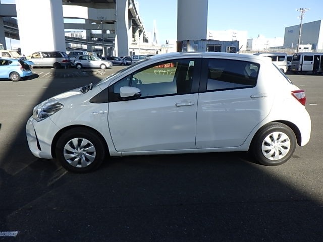 TOYOTA VITZ 2019 Image 22