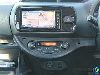 TOYOTA VITZ 2017 Image 6
