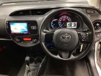 TOYOTA VITZ 2019 Image 7