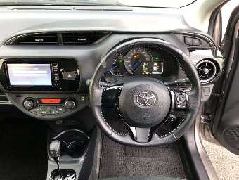 TOYOTA VITZ 2017 Image 6