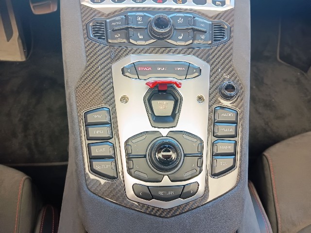 LAMBORGHINI AVENTADOR 2015 Image 63