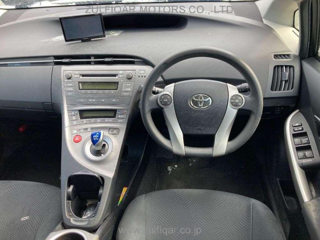 TOYOTA PRIUS 2014 Image 6