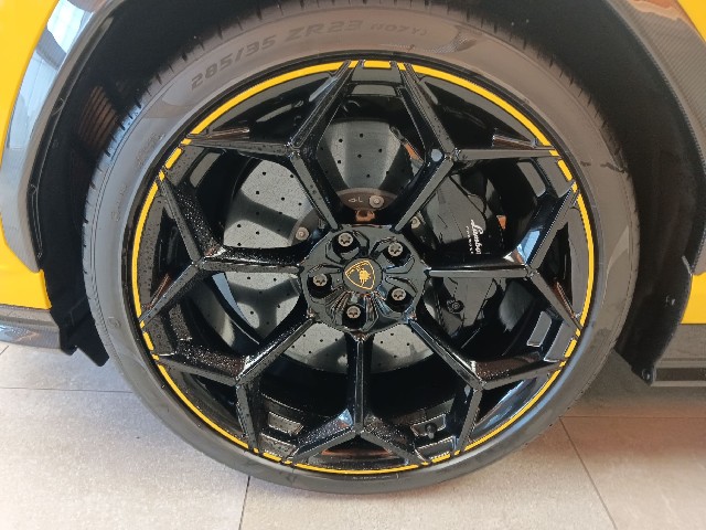 LAMBORGHINI URUS 2025 Image 22