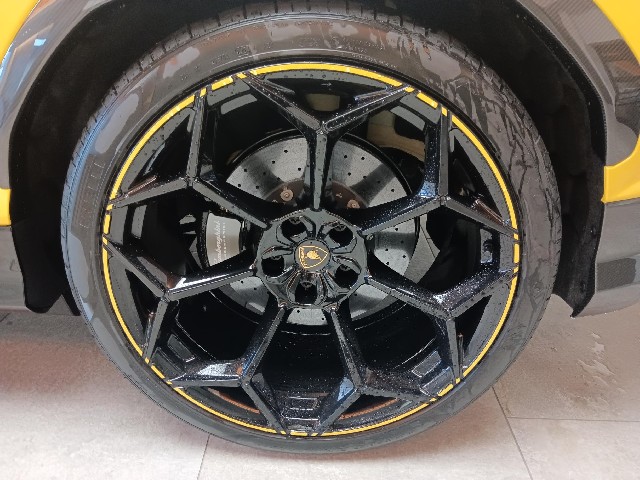 LAMBORGHINI URUS 2025 Image 23