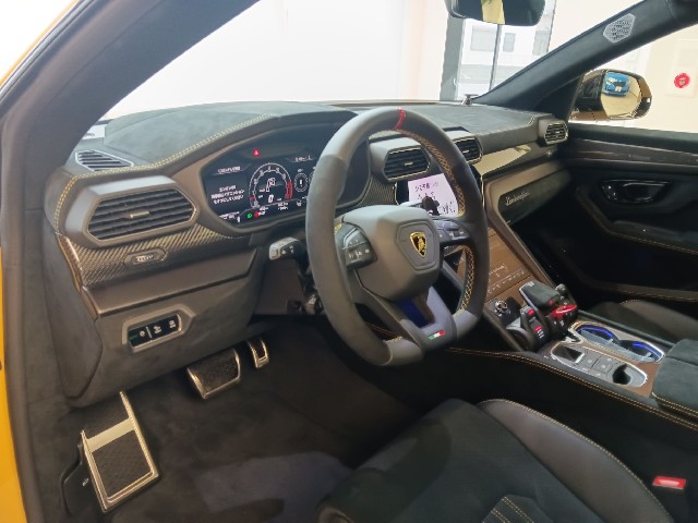 LAMBORGHINI URUS 2025 Image 24