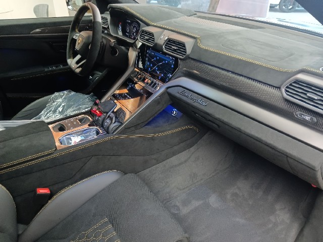 LAMBORGHINI URUS 2025 Image 28