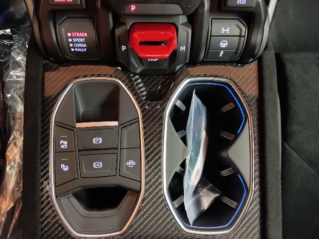 LAMBORGHINI URUS 2025 Image 38