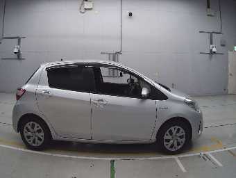 TOYOTA VITZ 2017 Image 3