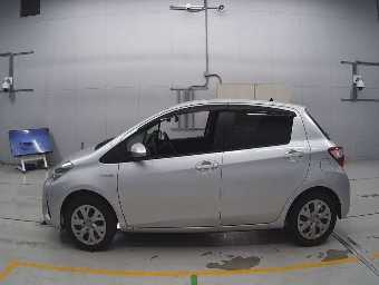 TOYOTA VITZ 2017 Image 4