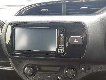 TOYOTA VITZ 2017 Image 10