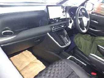 TOYOTA VOXY 2024 Image 3