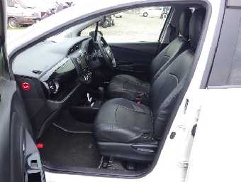 TOYOTA VITZ 2018 Image 13