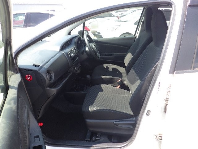 TOYOTA VITZ 2018 Image 25