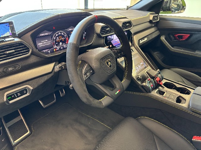 LAMBORGHINI URUS 2024 Image 21