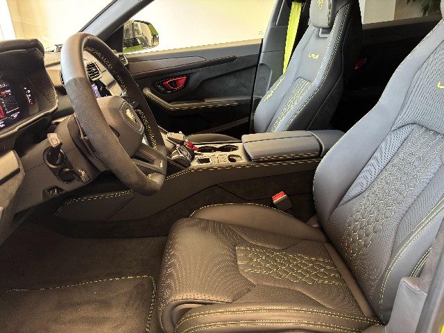 LAMBORGHINI URUS 2024 Image 22