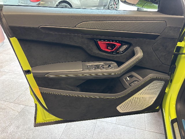 LAMBORGHINI URUS 2024 Image 24