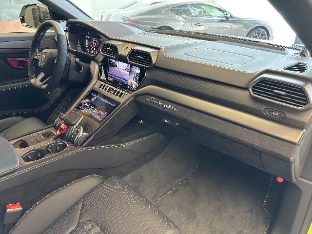 LAMBORGHINI URUS 2024 Image 29