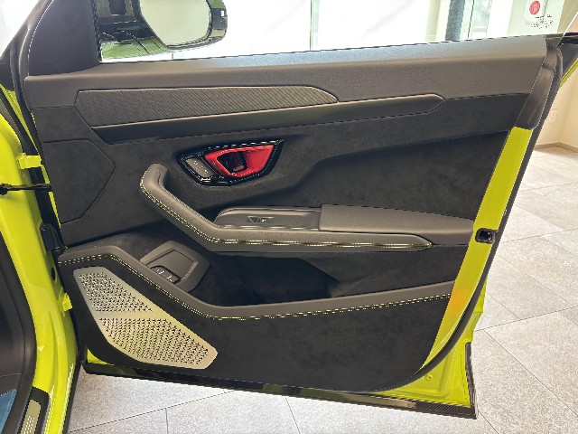 LAMBORGHINI URUS 2024 Image 32