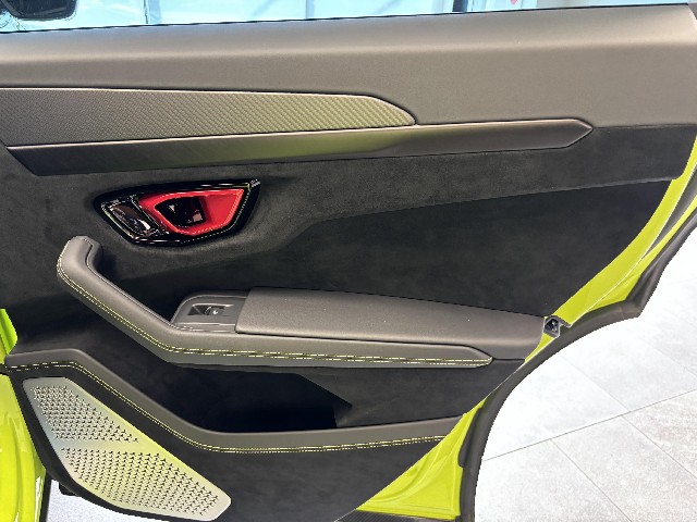 LAMBORGHINI URUS 2024 Image 34