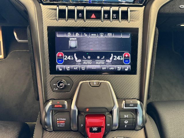 LAMBORGHINI URUS 2024 Image 46