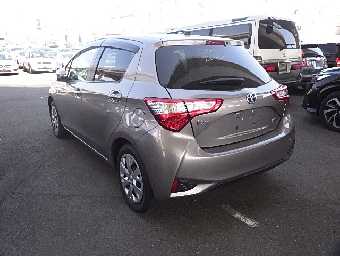 TOYOTA VITZ 2017 Image 3