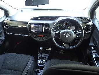 TOYOTA VITZ 2017 Image 8