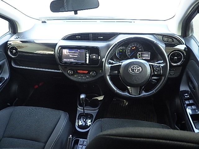 TOYOTA VITZ 2017 Image 23