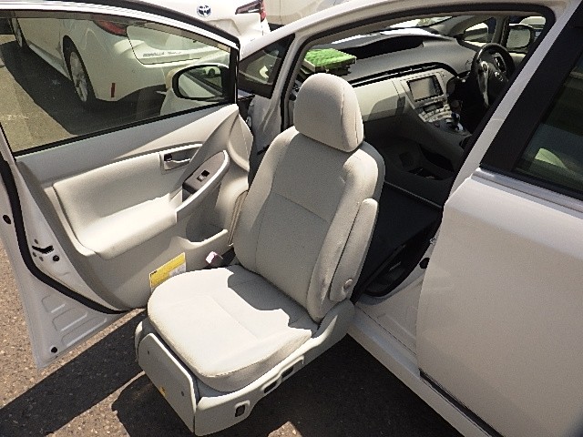 TOYOTA PRIUS 2012 Image 30