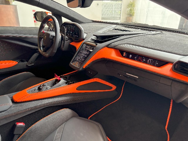 LAMBORGHINI REVUELTO 2025 Image 32