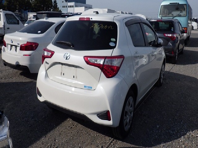 TOYOTA VITZ 2017 Image 19