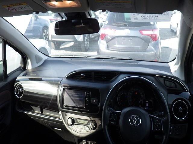 TOYOTA VITZ 2017 Image 20