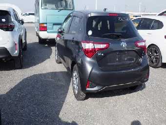 TOYOTA VITZ 2017 Image 3
