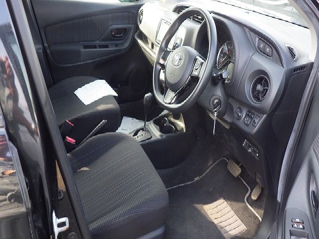 TOYOTA VITZ 2017 Image 21