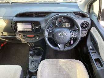 TOYOTA VITZ 2017 Image 6